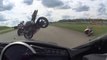 Ce pilote se prend une moto volante en pleine face pendant la course
