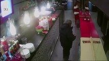 Ce gars bourré prend son reflet dans le miroir pour le caissier du magasin