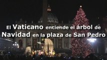 El Vaticano enciende el árbol de Navidad en la plaza de San Pedro