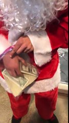 Il distribue de l'argent déguisé en pere noel