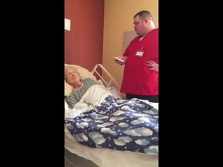 Cette femme est mourante, puis l'infirmer sort quelque chose de sa poche et réalise son dernier vœu