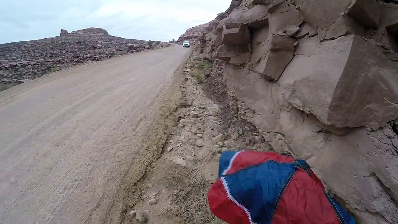 Saut en Base jump impressionnant dans un Canyon peu profond !