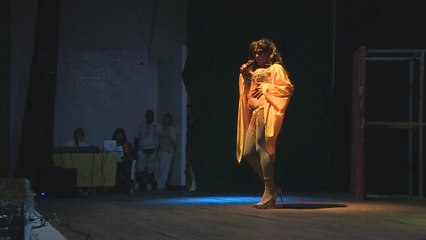 Presas trans abordan drama carcelario con show político en México