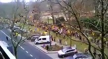 Los manifestantes separatistas catalanes y flamencos son recibidos al ritmo de Manolo Escobar en Bruselas