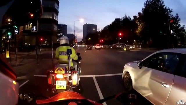 Griller-un-feu-rouge-devant-la-police