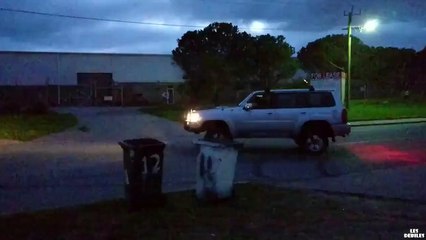 Un abruti fait un burn avec son 4x4