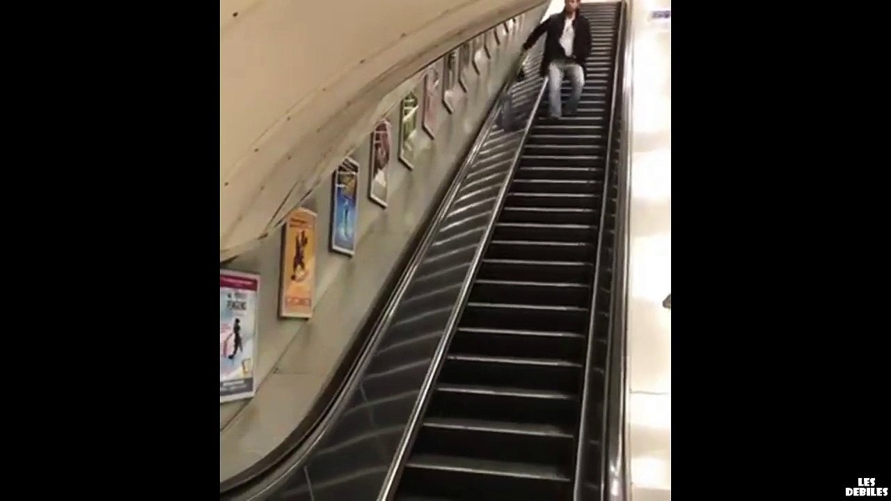 Un-abruti-dans-des-escalators