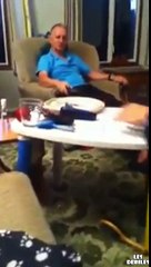 Un-abruti-qui-mange-un-flan