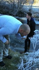 Un-abruti-sautille-sur-la-glace-dun-lac