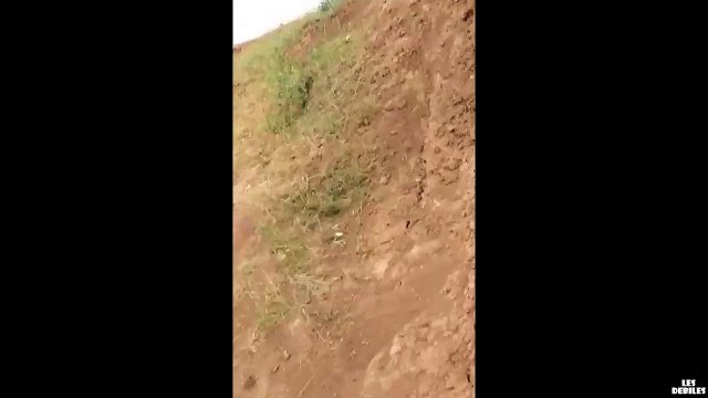 Un-abruti-se-jette-dune-falaise