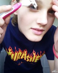 Un-abruti-se-rase-les-sourcils