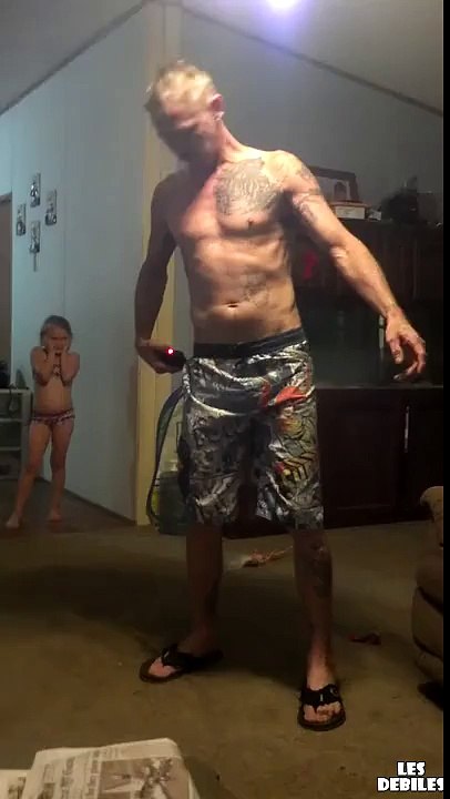 Un-abruti-se-tase-devant-ses-enfants