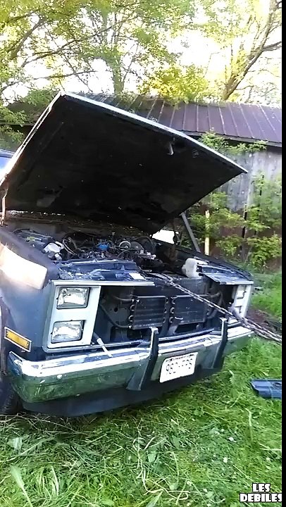 Des-abrutis-retirent-le-moteur-dune-voiture