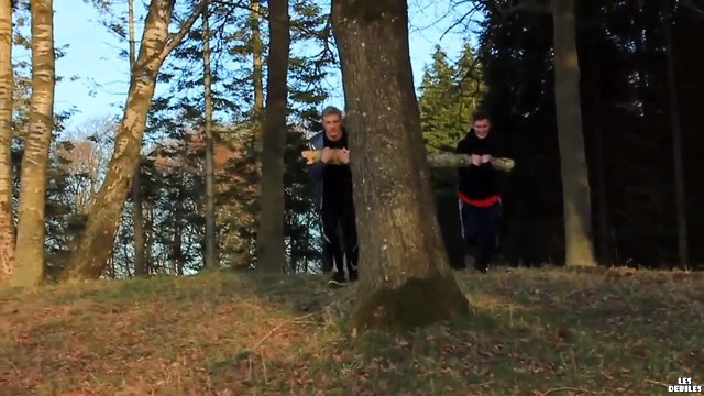 Deux-abrutis-essaient-de-briser-une-branche