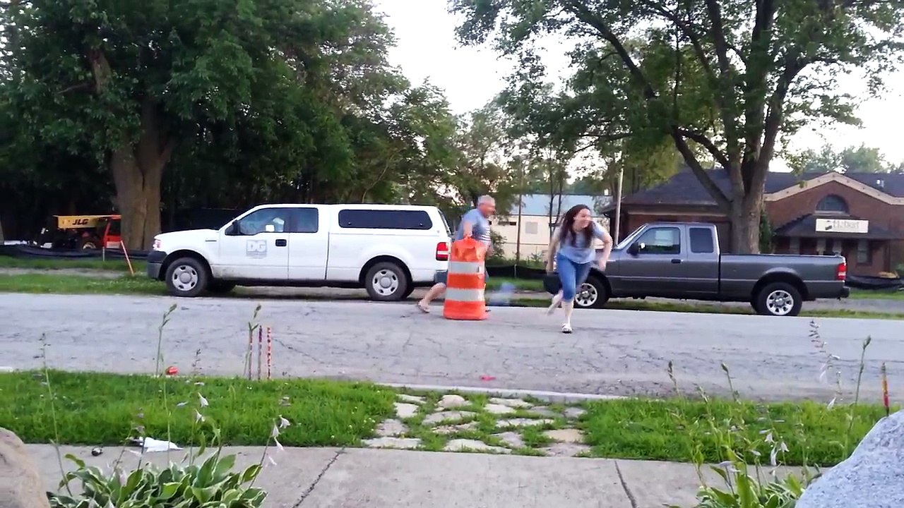 Des abrutis font exploser un cône de signalisation