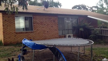 Il-saute-sur-un-trampoline-depuis-son-toit