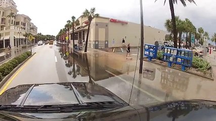 Un 4x4 éclabousse des piétons