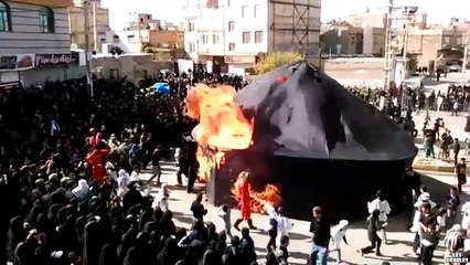 Un-abruti-avec-une-torche-passe-trop-prs-dune-tente