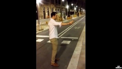 Un abruti tacle une blonde dans la rue