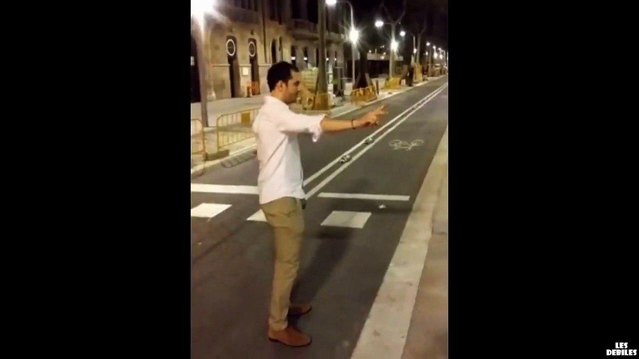Un abruti tacle une blonde dans la rue