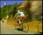 Ciclista sofre queda depois de levar toque de carro de apoio na Volta a Portugal (2002)