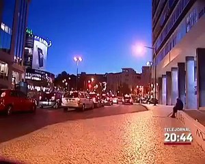 Senhora de 99 anos pede dinheiro à beira da estrada para ajudar a família (2012)
