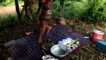 Easy food on the street - Beautiful Khmer girl  she cooks delicious food