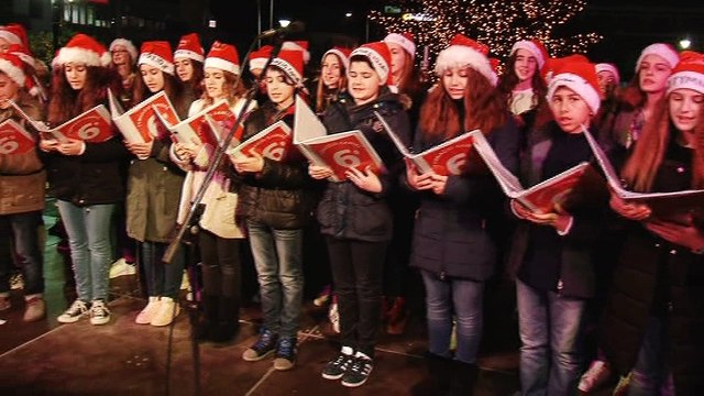 Άναψε το δέντρο στη Λαμία