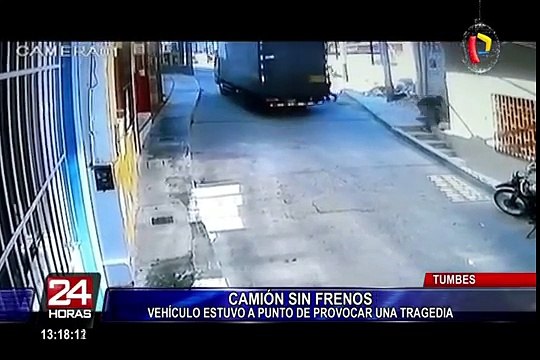 Tumbes: camión sin frenos impacta contra vehículos y vuelca aparatosamente