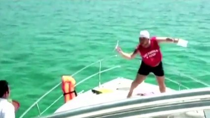 Скачать видео: Ce débile ivre essai de plonger à la mer et se rate complètement