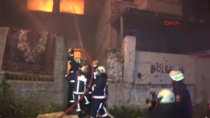 Fatih'te 2 Katlı Metruk Bina Alev Alev Yandı, 2 Yaralı