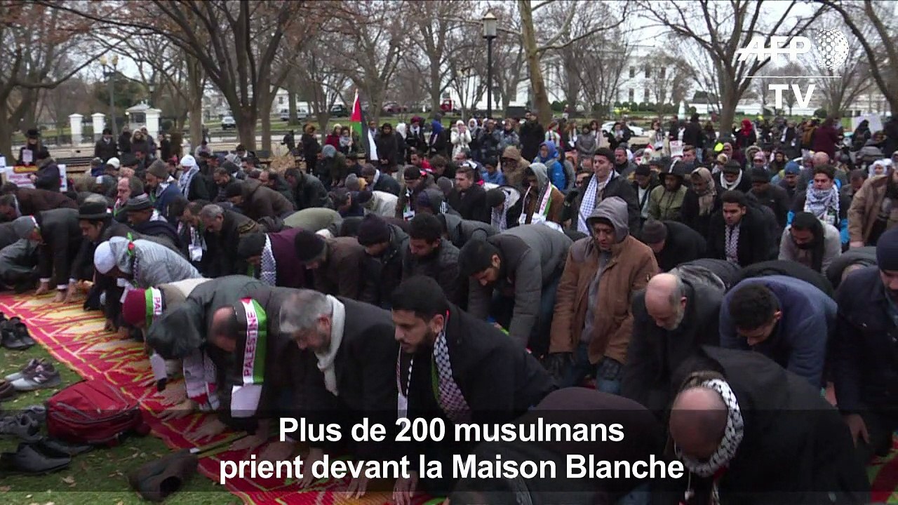 Des musulmans prient devant la Maison Blanche contre Trump