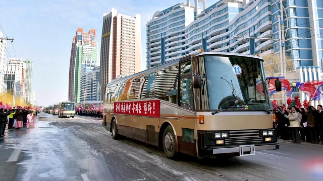 北, '화성-15' 발사 공로자들 평양 초청 / YTN