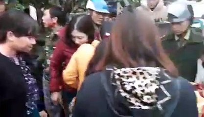 Nghệ An Vợ liệt sĩ rơi nước mắt khi gia đình bị cưỡng chế vì tự ý bịt lối đi riêng-1