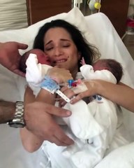 Doğum Sonrası İkizlerini Kucağına Alan Anne ve Yakınlarının Tarifsiz Mutluluğu