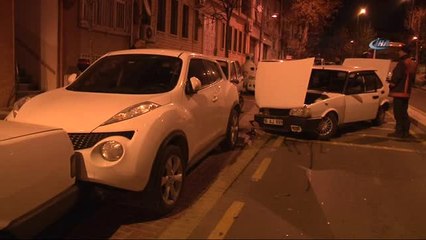 Aracıyla Park Halindeki 8 Otomobile Çarpıp Kaçtı