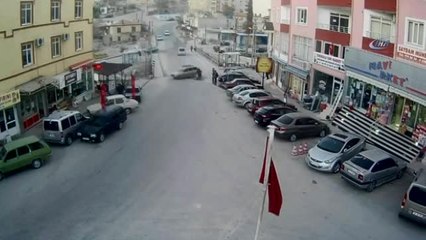 Otomobilin Çarptığı Motosikletli Sürücü Havada Böyle Takla Attı.