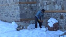 Erzurum Buz Kesti... Şadırvanlar Buz Tuttu, Çalışanlar Soğuk Havada Zor Anlar Yaşadı