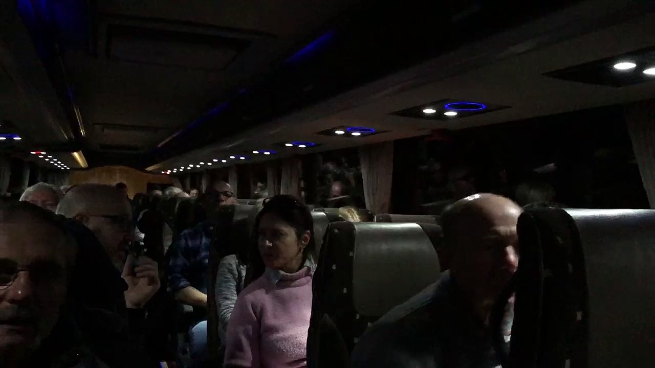 Les fans vosgiens en route pour Paris chantent du Johnny