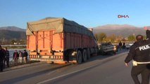 İzmir Otomobille Kamyon Çarpıştı 2 Yaralı