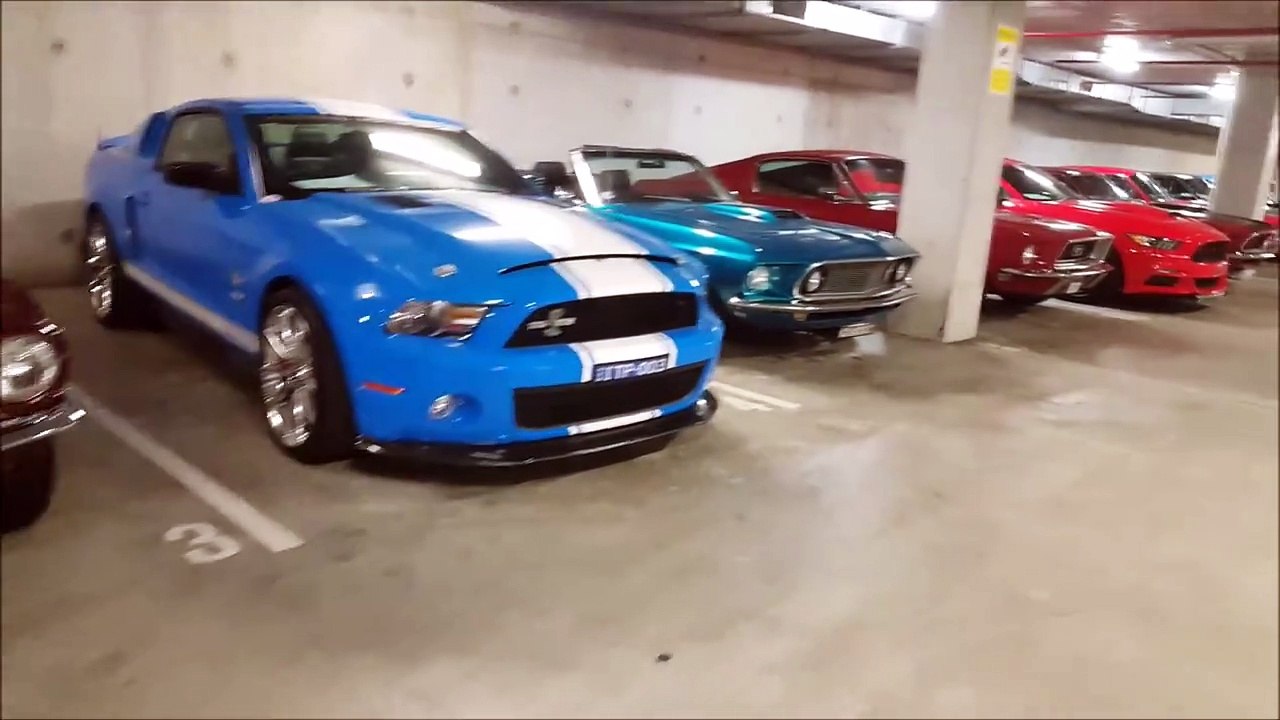 Un garage remplit de Ford Mustang... le rêve de tout collectionneur de voitures