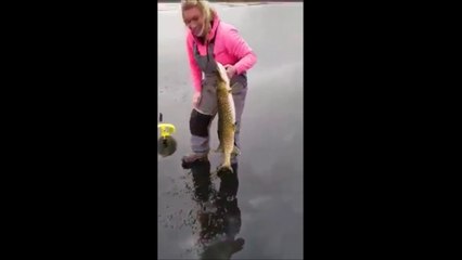 Descargar video: Pour sa première peche sur un lac gelé elle attrape un brochet énorme