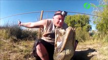 Cet homme met sa tête dans la gueule d'un crocodile et filme tout comme si vous y étiez...