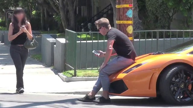 Il drague une femme assis sur sa Lamborghini, mais va très vite voir que ce n'est pas lui qui l'interesse..