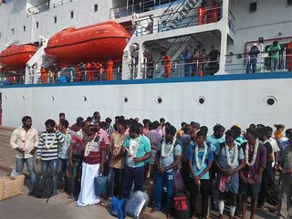 ஓகியால் லட்சத்தீவில் கரை ஒதுங்கிய தமிழக மீனவர்கள்... கொச்சி துறைமுகம் வந்தனர்!