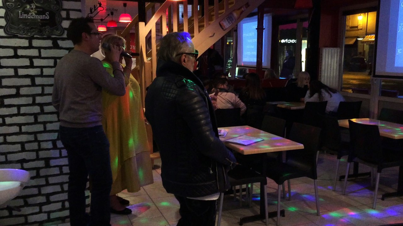 Des fans chantent Johnny