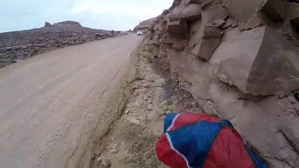 Saut en Base jump impressionnant dans un Canyon peu profond !