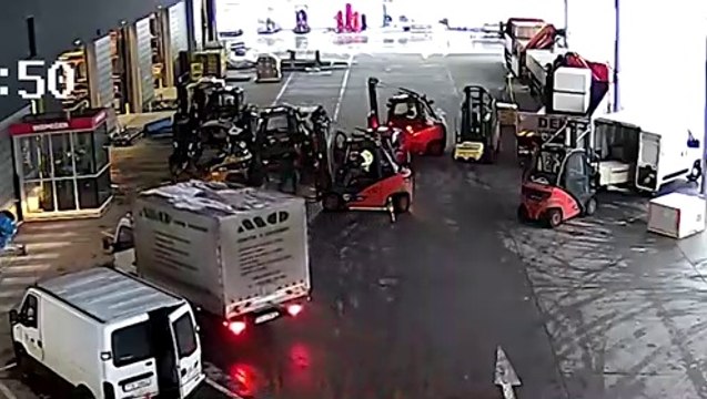 Ces employés stoppent des braqueurs en les bloquant avec leurs chariots élévateurs