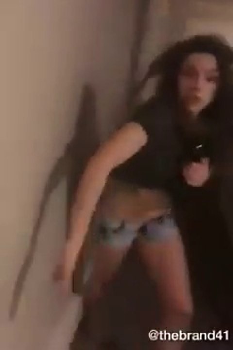 Cet homme infidèle cache sa maitresse dans le sèche-linge au moment ou sa copine rentre à la maison