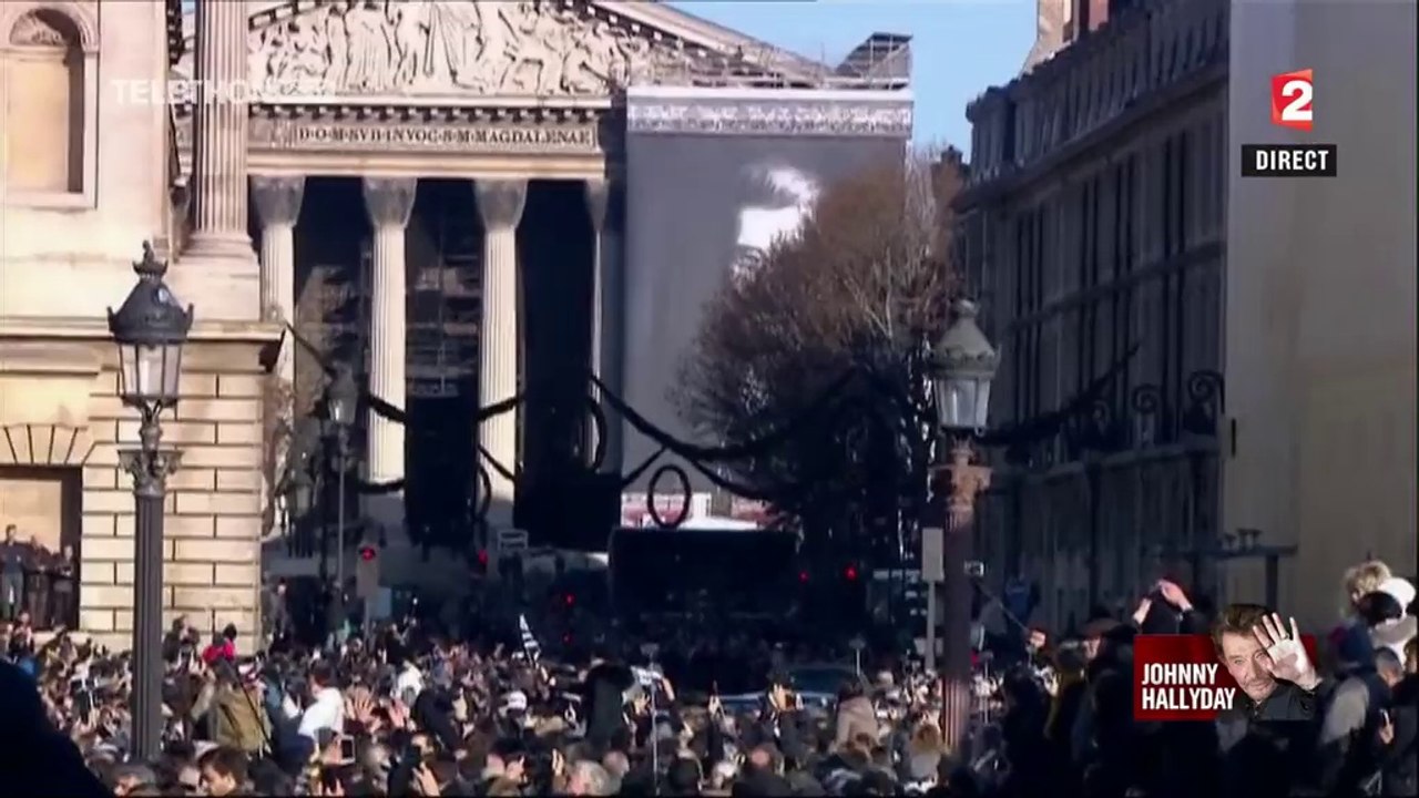 Hommage à Johnny : une marée humaine salue "l'idole des jeunes" au pied des Champs-Elysées